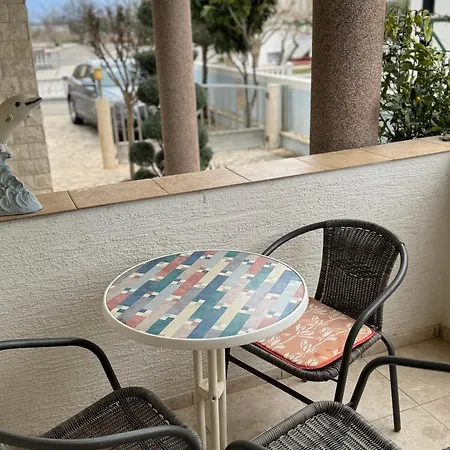 Antica Near The Queen In - By Ta Leut Agency * נין