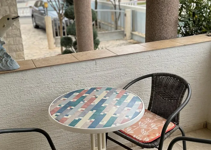 Antica Near The Queen In - By Ta Leut Agency * Nin
