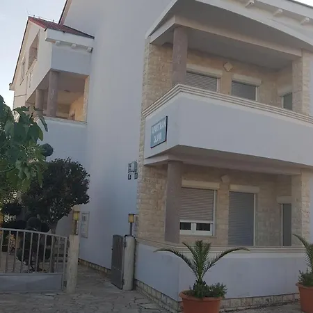 Antica Near The Queen In - By Ta Leut Agency *