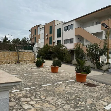 Antica Near The Queen In - By Ta Leut Agency *