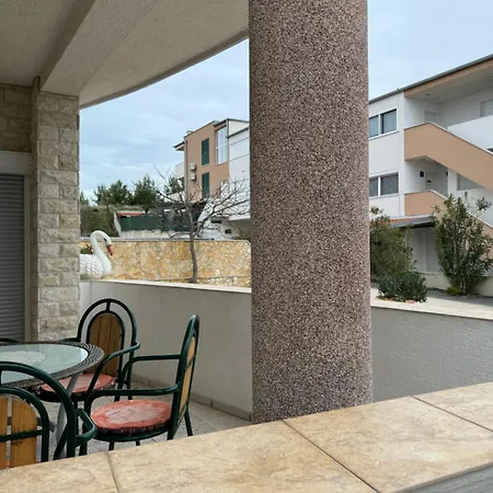 Antica Near The Queen In - By Ta Leut Agency *