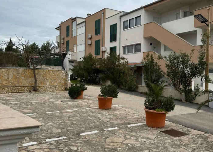 Antica Near The Queen In - By Ta Leut Agency *